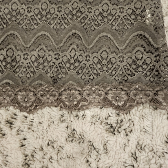 BKE Boutique NWT SZ L Gray Fitted Lace Sheer Stretch Coquette Romantic Fairy Top - Picture 9 of 11